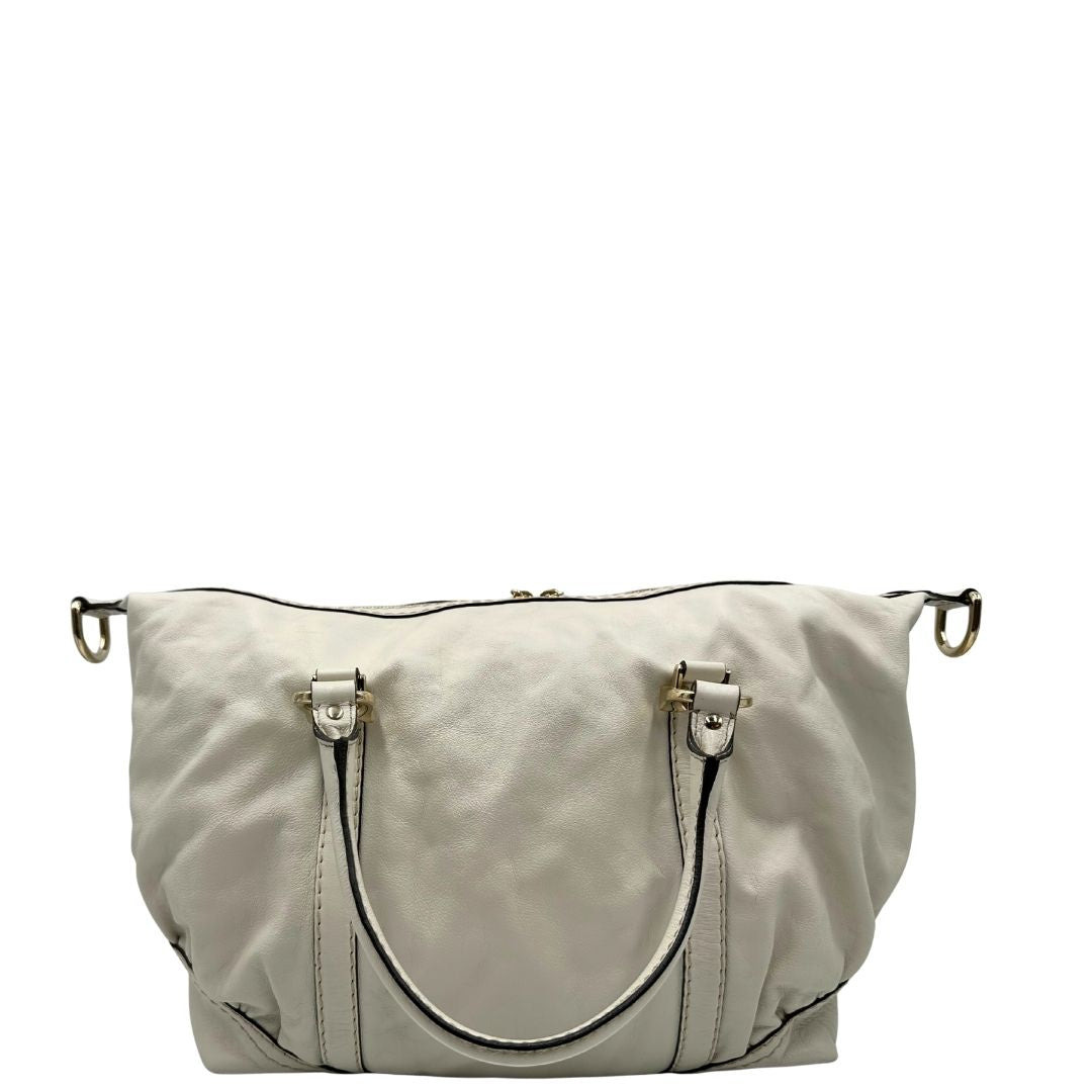 Retro di un Bauletto Gucci in pelle bianco avorio parti metalliche dorate, munita di due manici stondati. Indossabile a mano. Originale, usato, di lusso, in ottime condizioni.