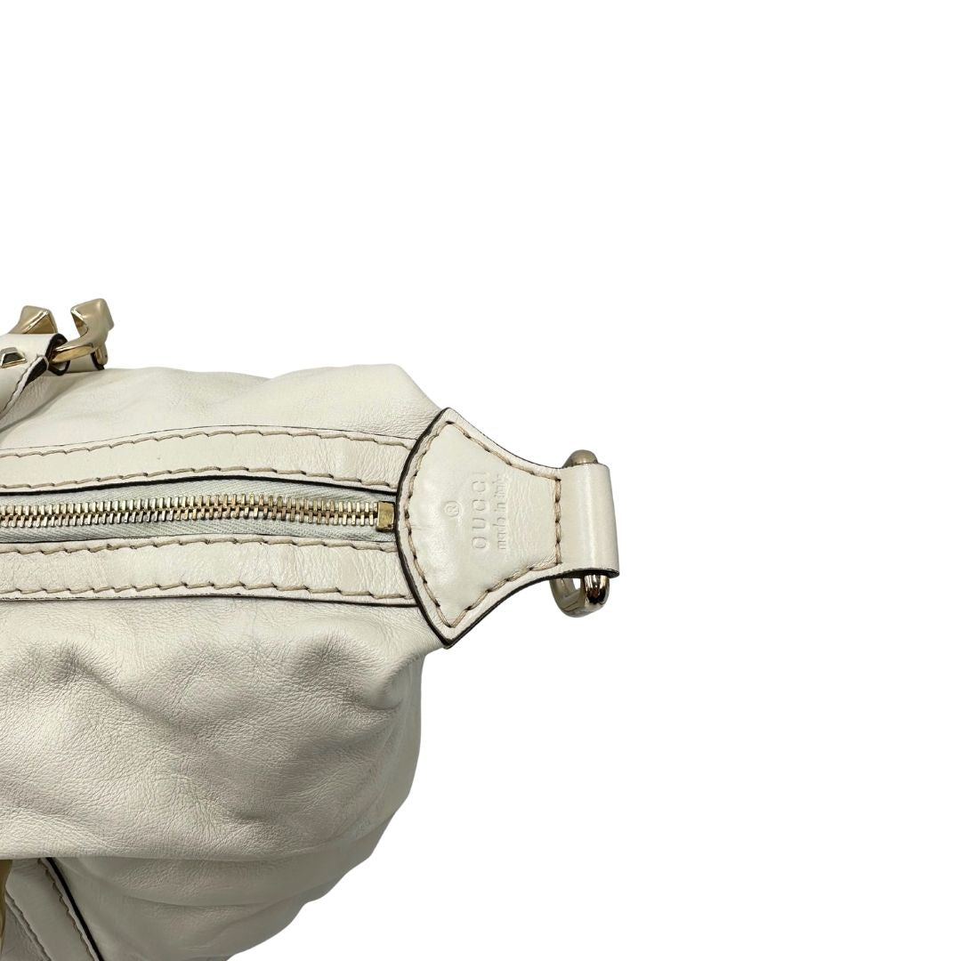 Bauletto Gucci in pelle bianco avorio parti metalliche dorate, munita di due manici stondati. Indossabile a mano. Originale, usato, di lusso, in ottime condizioni.
