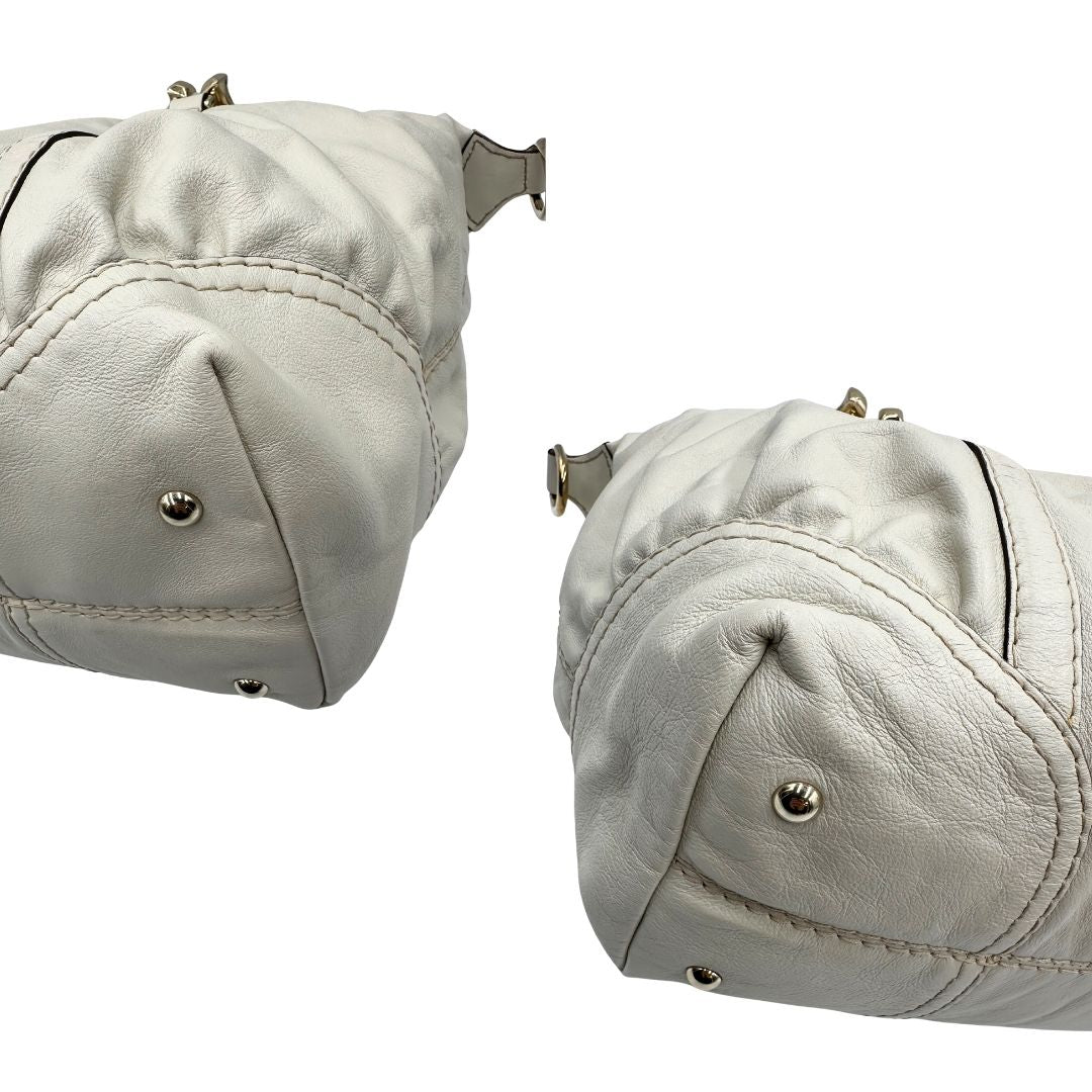 Angoli di un Bauletto Gucci in pelle bianco avorio parti metalliche dorate, munita di due manici stondati. Indossabile a mano. Originale, usato, di lusso, in ottime condizioni.