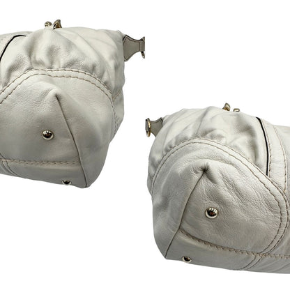 Angoli di un Bauletto Gucci in pelle bianco avorio parti metalliche dorate, munita di due manici stondati. Indossabile a mano. Originale, usato, di lusso, in ottime condizioni.