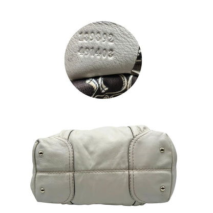 Base di un Bauletto Gucci in pelle bianco avorio parti metalliche dorate, munita di due manici stondati. Indossabile a mano. Originale, usato, di lusso, in ottime condizioni.