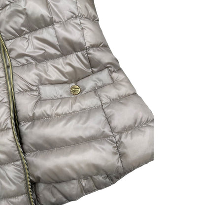 Piumino Herno in 100% poliammide color champagne. Maniche a 3/4 e parti metalliche dorate.