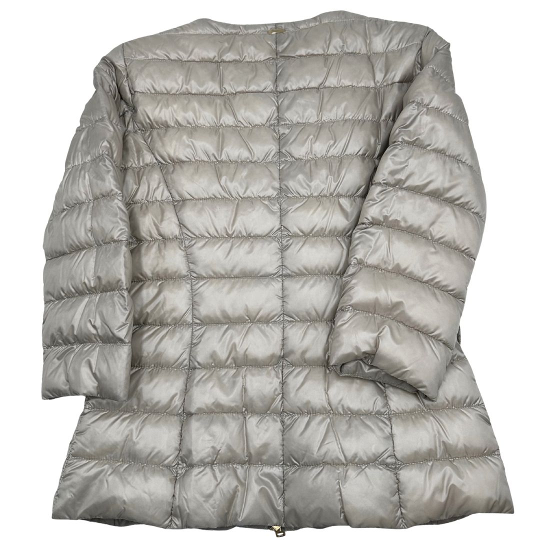 Piumino Herno in 100% poliammide color champagne. Maniche a 3/4 e parti metalliche dorate.