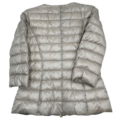 Piumino Herno in 100% poliammide color champagne. Maniche a 3/4 e parti metalliche dorate.