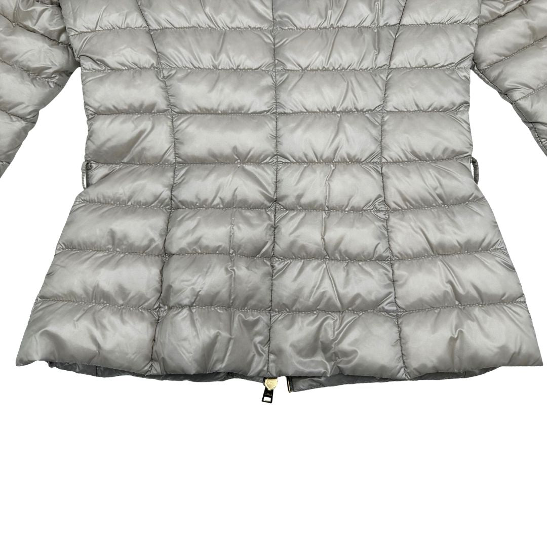 Piumino Herno in 100% poliammide color champagne. Maniche a 3/4 e parti metalliche dorate.