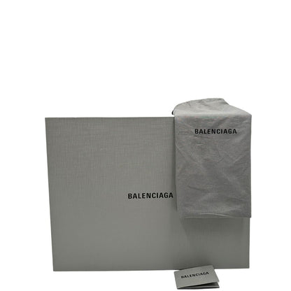 Scatola e dustbag di una borsa Balenciaga Le Cagole Graffiti in pelle nera con stampa graffiti color menta ghiacciata; dotata di manico leggermente regolabile con spallaccio. Pati metalliche argento anticato. Presenta tasca frontale con zip, lacci pendenti e ciondolo a cuore con specchietto integrato. Indossabile a spalla.