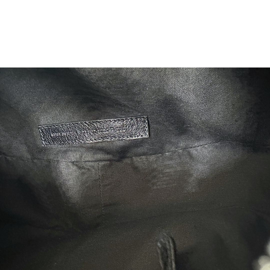 Interno di una borsa Balenciaga Le Cagole Graffiti in pelle nera con stampa graffiti color menta ghiacciata; dotata di manico leggermente regolabile con spallaccio. Pati metalliche argento anticato. Presenta tasca frontale con zip, lacci pendenti e ciondolo a cuore con specchietto integrato. Munita di scatola e dustbag. Indossabile a spalla.