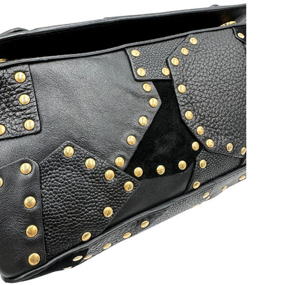 Borsa Moschino in pelle nera con inserti metallici dorati, arricchita da borchie dorate, zip frontale con maxi tirazip e applicazioni geometriche. munita di una tracolla regolabile non amovibile. Completa di Card d'autenticità Misure. Originale, Usata, di lusso, in ottime condizioni.