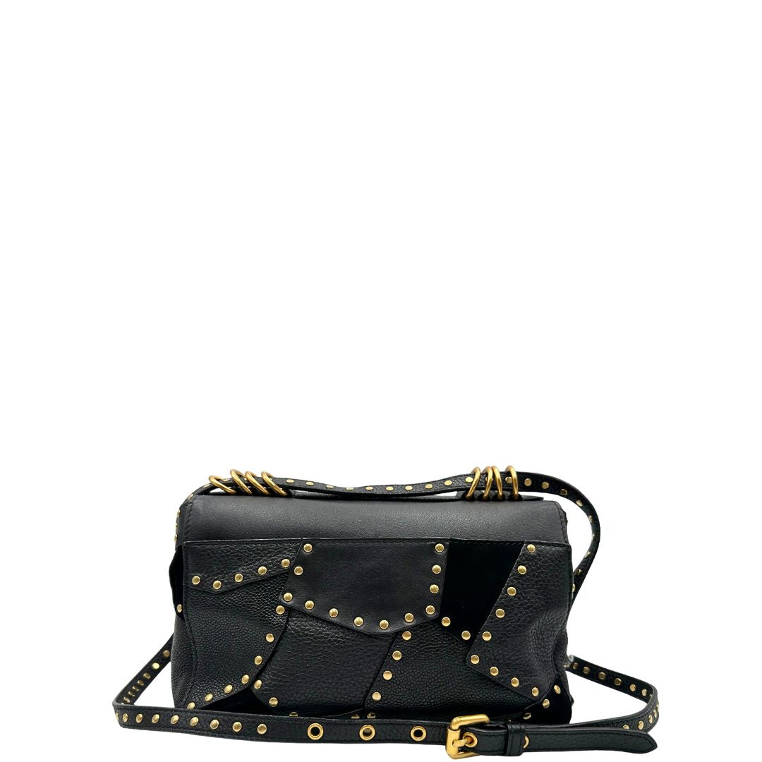 Retro di una Borsa Moschino in pelle nera con inserti metallici dorati, arricchita da borchie dorate, zip frontale con maxi tirazip e applicazioni geometriche. munita di una tracolla regolabile non amovibile. Completa di Card d'autenticità Misure. Originale, Usata, di lusso, in ottime condizioni.