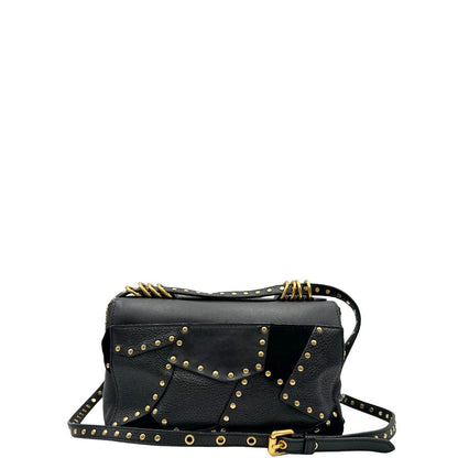 Retro di una Borsa Moschino in pelle nera con inserti metallici dorati, arricchita da borchie dorate, zip frontale con maxi tirazip e applicazioni geometriche. munita di una tracolla regolabile non amovibile. Completa di Card d'autenticità Misure. Originale, Usata, di lusso, in ottime condizioni.