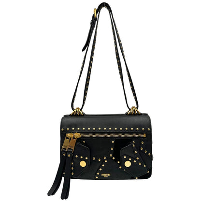 Front di una Borsa Moschino in pelle nera con inserti metallici dorati, arricchita da borchie dorate, zip frontale con maxi tirazip e applicazioni geometriche. munita di una tracolla regolabile non amovibile. Completa di Card d'autenticità Misure. Originale, Usata, di lusso, in ottime condizioni.