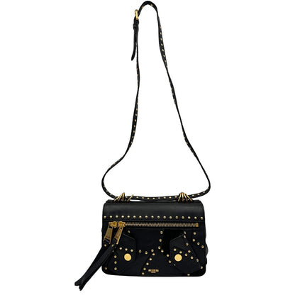 Front di una Borsa Moschino in pelle nera con inserti metallici dorati, arricchita da borchie dorate, zip frontale con maxi tirazip e applicazioni geometriche. munita di una tracolla regolabile non amovibile. Completa di Card d'autenticità Misure. Originale, Usata, di lusso, in ottime condizioni.