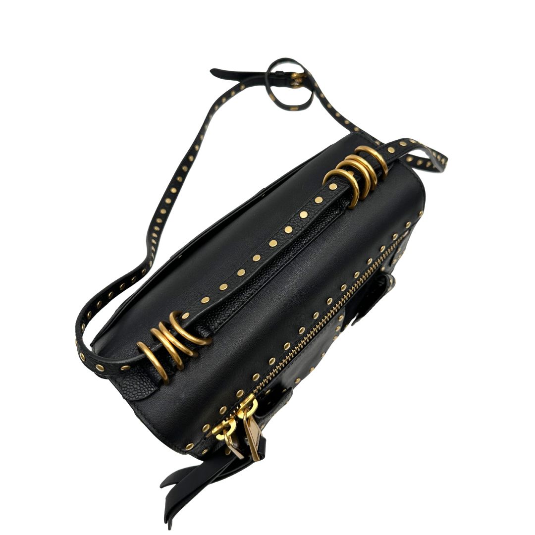 Borsa Moschino in pelle nera con inserti metallici dorati, arricchita da borchie dorate, zip frontale con maxi tirazip e applicazioni geometriche. munita di una tracolla regolabile non amovibile. Completa di Card d'autenticità Misure. Originale, Usata, di lusso, in ottime condizioni.