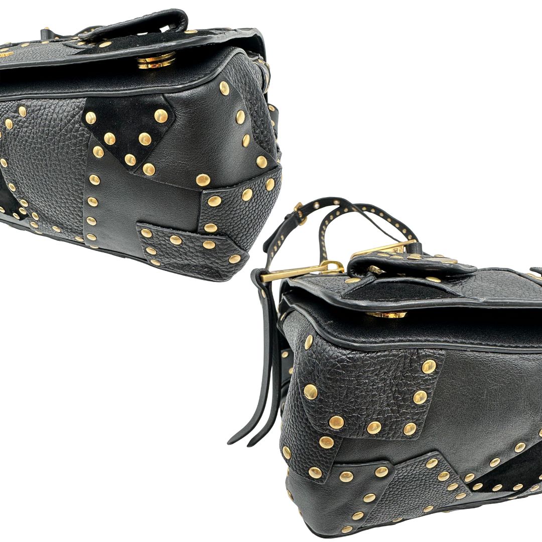 Angoli di una Borsa Moschino in pelle nera con inserti metallici dorati, arricchita da borchie dorate, zip frontale con maxi tirazip e applicazioni geometriche. munita di una tracolla regolabile non amovibile. Completa di Card d'autenticità Misure. Originale, Usata, di lusso, in ottime condizioni.