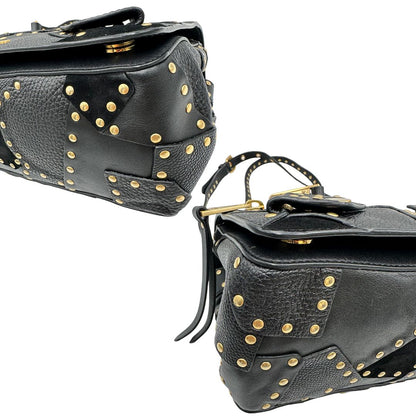 Angoli di una Borsa Moschino in pelle nera con inserti metallici dorati, arricchita da borchie dorate, zip frontale con maxi tirazip e applicazioni geometriche. munita di una tracolla regolabile non amovibile. Completa di Card d'autenticità Misure. Originale, Usata, di lusso, in ottime condizioni.