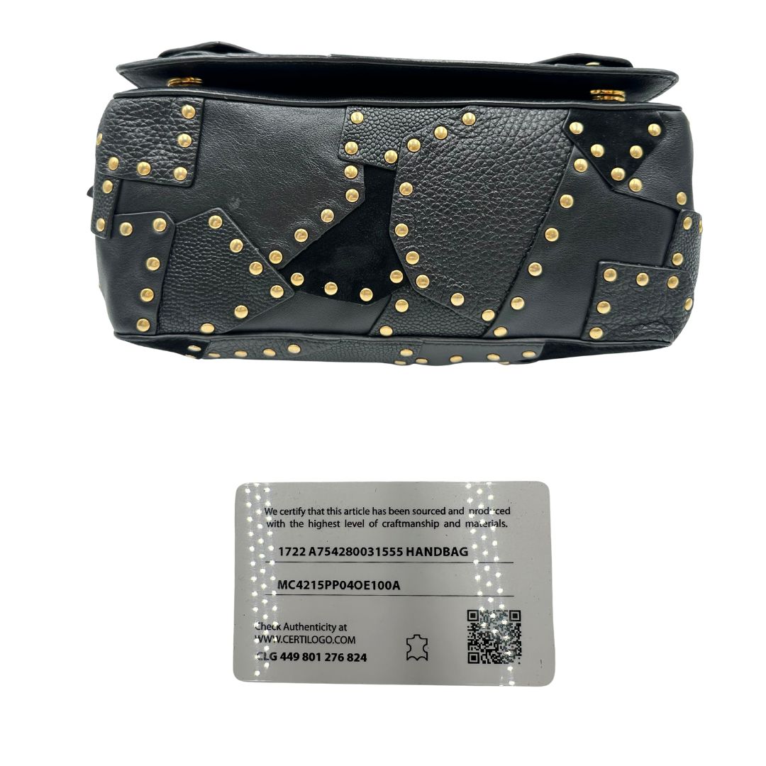 Base di una Borsa Moschino in pelle nera con inserti metallici dorati, arricchita da borchie dorate, zip frontale con maxi tirazip e applicazioni geometriche. munita di una tracolla regolabile non amovibile. Completa di Card d'autenticità Misure. Originale, Usata, di lusso, in ottime condizioni.