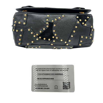 Base di una Borsa Moschino in pelle nera con inserti metallici dorati, arricchita da borchie dorate, zip frontale con maxi tirazip e applicazioni geometriche. munita di una tracolla regolabile non amovibile. Completa di Card d'autenticità Misure. Originale, Usata, di lusso, in ottime condizioni.