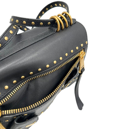 Tasca esterna di una Borsa Moschino in pelle nera con inserti metallici dorati, arricchita da borchie dorate, zip frontale con maxi tirazip e applicazioni geometriche. munita di una tracolla regolabile non amovibile. Completa di Card d'autenticità Misure. Originale, Usata, di lusso, in ottime condizioni.