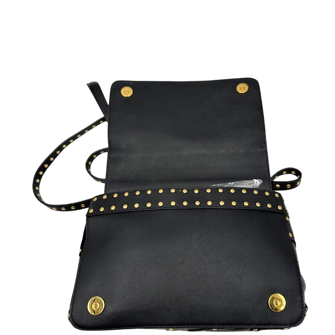 Interno di una Borsa Moschino in pelle nera con inserti metallici dorati, arricchita da borchie dorate, zip frontale con maxi tirazip e applicazioni geometriche. munita di una tracolla regolabile non amovibile. Completa di Card d'autenticità Misure. Originale, Usata, di lusso, in ottime condizioni.