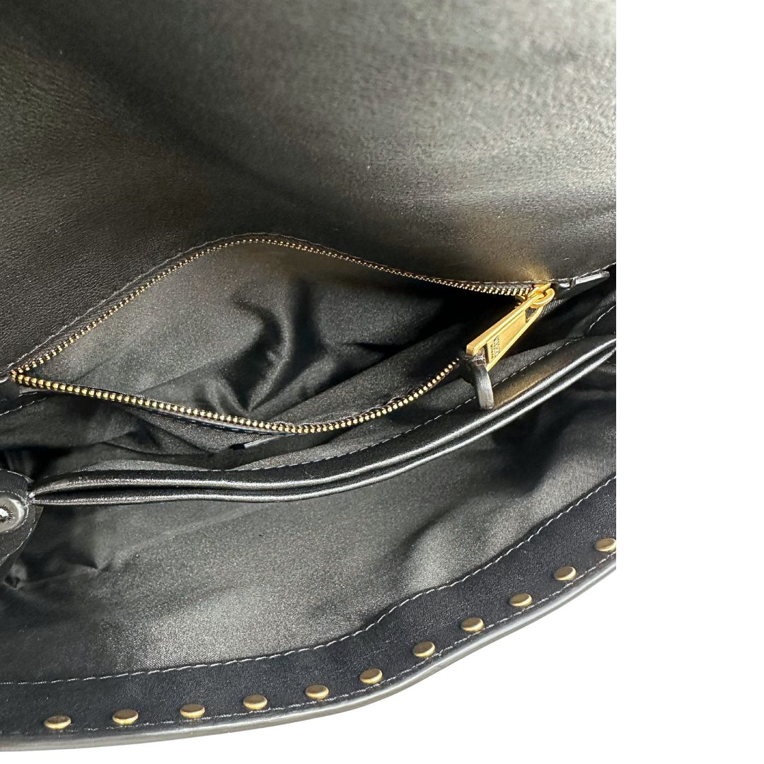 Tasca interna di una Borsa Moschino in pelle nera con inserti metallici dorati, arricchita da borchie dorate, zip frontale con maxi tirazip e applicazioni geometriche. munita di una tracolla regolabile non amovibile. Completa di Card d'autenticità Misure. Originale, Usata, di lusso, in ottime condizioni.