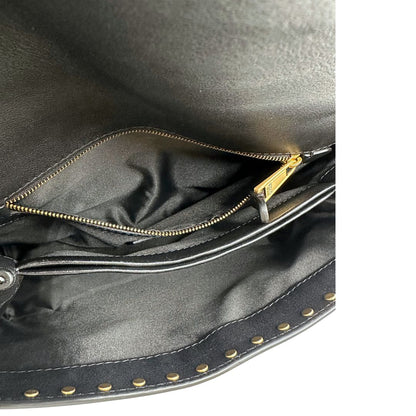 Tasca interna di una Borsa Moschino in pelle nera con inserti metallici dorati, arricchita da borchie dorate, zip frontale con maxi tirazip e applicazioni geometriche. munita di una tracolla regolabile non amovibile. Completa di Card d'autenticità Misure. Originale, Usata, di lusso, in ottime condizioni.