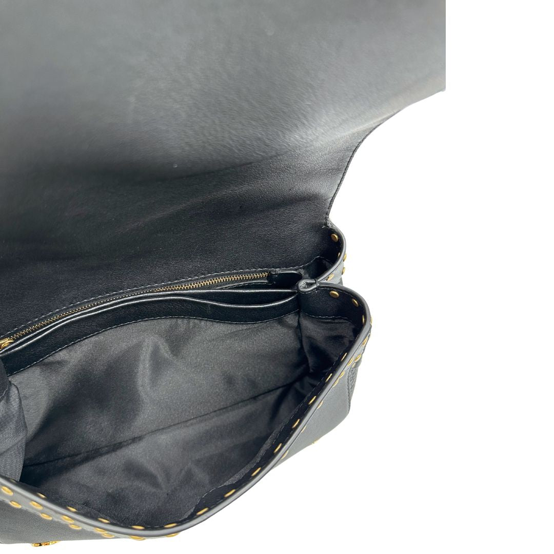 Interno di una Borsa Moschino in pelle nera con inserti metallici dorati, arricchita da borchie dorate, zip frontale con maxi tirazip e applicazioni geometriche. munita di una tracolla regolabile non amovibile. Completa di Card d'autenticità Misure. Originale, Usata, di lusso, in ottime condizioni.