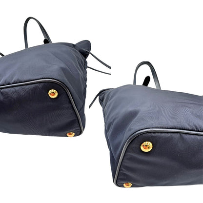 Angoli di una borsa Prada in nylon blu navy e finiture in pelle saffiano tono su tono, con parti metalliche dorate; munita di un accessorio porta address e doppi manici leggermente regolabili. Indossabile a spalla. Completa di dustbag e card d'autenticità.