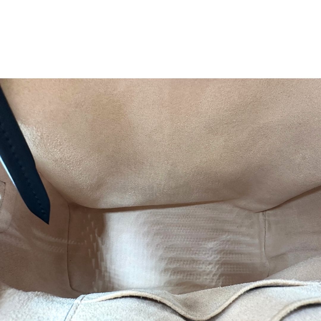 Interno di un Zaino Gucci in canvas GG beige con finiture in pelle nere e parti metalliche dorate; presenta una stampa di api dorate su tutta la superficie, munito di un manico e bretelle in tessuto regolabili. Originale, usato, di lusso, in ottime condizioni.