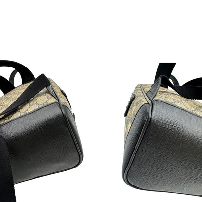 Angoli di un Zaino Gucci in canvas GG beige con finiture in pelle nere e parti metalliche dorate; presenta una stampa di api dorate su tutta la superficie, munito di un manico e bretelle in tessuto regolabili. Originale, usato, di lusso, in ottime condizioni.