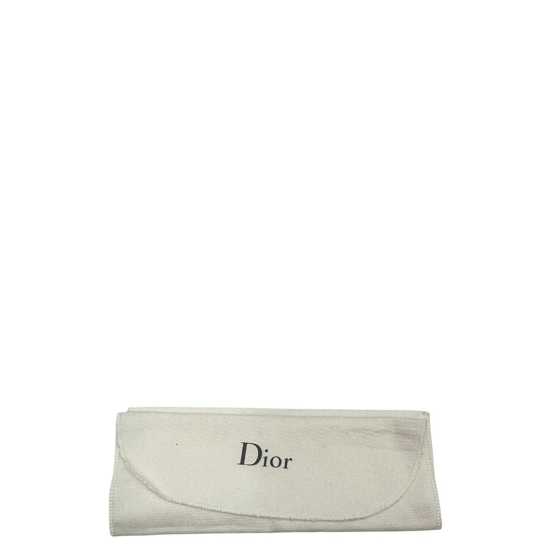 Dustbag di una cintura Christian Dior in tessuto logato nera, impreziosita da fibbia con CD in metallo dorato. Chiusura a cricchetto.