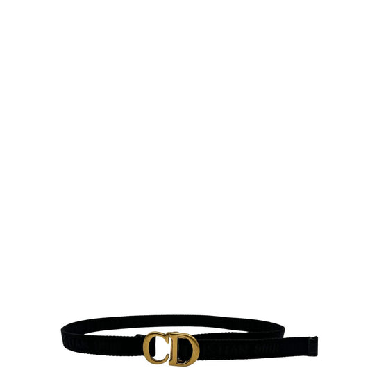 Cintura Christian Dior in tessuto logato nera, impreziosita da fibbia con CD in metallo dorato. Completa di dustbag. Chiusura a cricchetto.