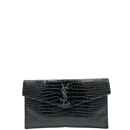 Front di una pochette Saint Laurent in pelle nera lucida effetto cocco, impreziosita dal logo Cassandre sul front in metallo argentato. Munita di dustbag.