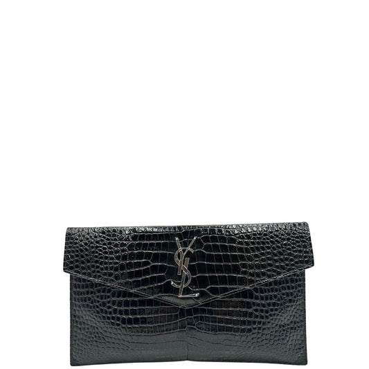 Front di una pochette Saint Laurent in pelle nera lucida effetto cocco, impreziosita dal logo Cassandre sul front in metallo argentato. Munita di dustbag.
