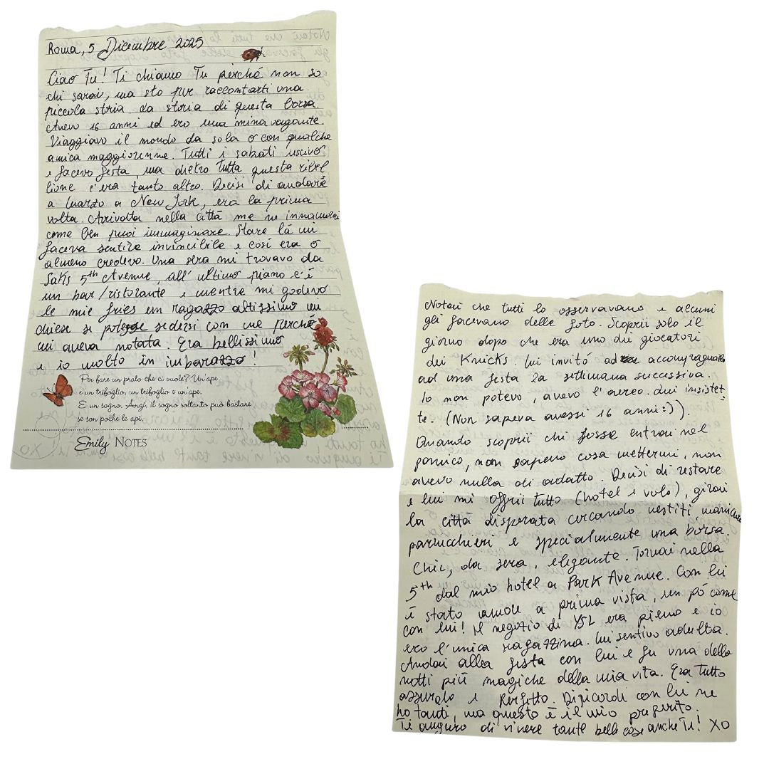 Lettera di una pochette Saint Laurent in pelle nera lucida effetto cocco, impreziosita dal logo Cassandre sul front in metallo argentato. Munita di dustbag.