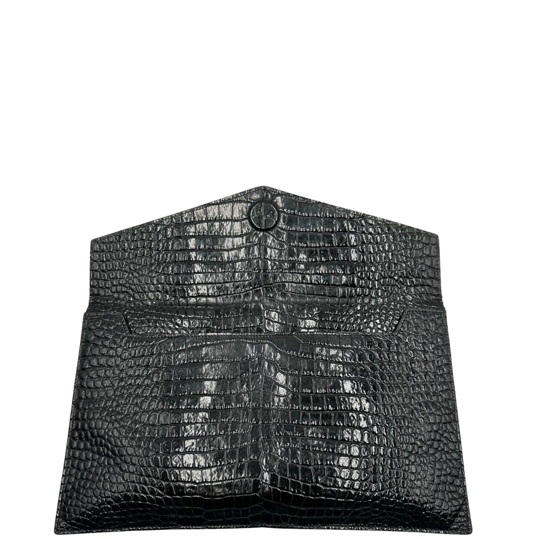 Apertura di una pochette Saint Laurent in pelle nera lucida effetto cocco, impreziosita dal logo Cassandre sul front in metallo argentato. Munita di dustbag.