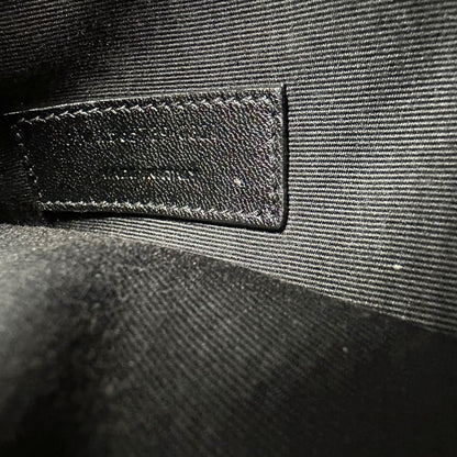 Codice di una pochette Saint Laurent in pelle nera lucida effetto cocco, impreziosita dal logo Cassandre sul front in metallo argentato. Munita di dustbag.