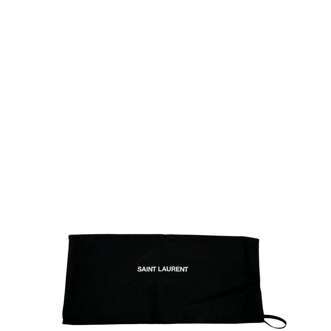 Dustbag di una pochette Saint Laurent in pelle nera lucida effetto cocco, impreziosita dal logo Cassandre sul front in metallo argentato.