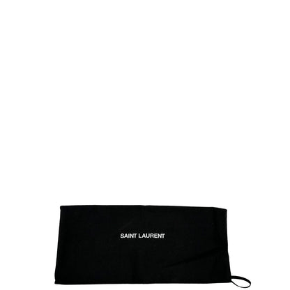 Dustbag di una pochette Saint Laurent in pelle nera lucida effetto cocco, impreziosita dal logo Cassandre sul front in metallo argentato.