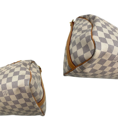 angoli Borsa Speedy 30 bandoulière Louis Vuitton in canvas Damier Azur con finiture in vacchetta naturale e parti metalliche dorate; munita di una tracolla amovibile e regolabile e doppi manici stondati. Completo di lucchetto, chiavi e scatola, di lusso, originale, ottime condizioni. 