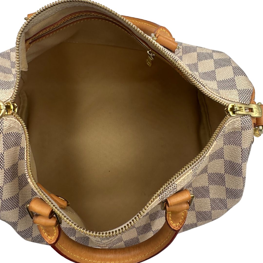 interno Borsa Speedy 30 bandoulière Louis Vuitton in canvas Damier Azur con finiture in vacchetta naturale e parti metalliche dorate; munita di una tracolla amovibile e regolabile e doppi manici stondati. Completo di lucchetto, chiavi e scatola, di lusso, originale, ottime condizioni. 