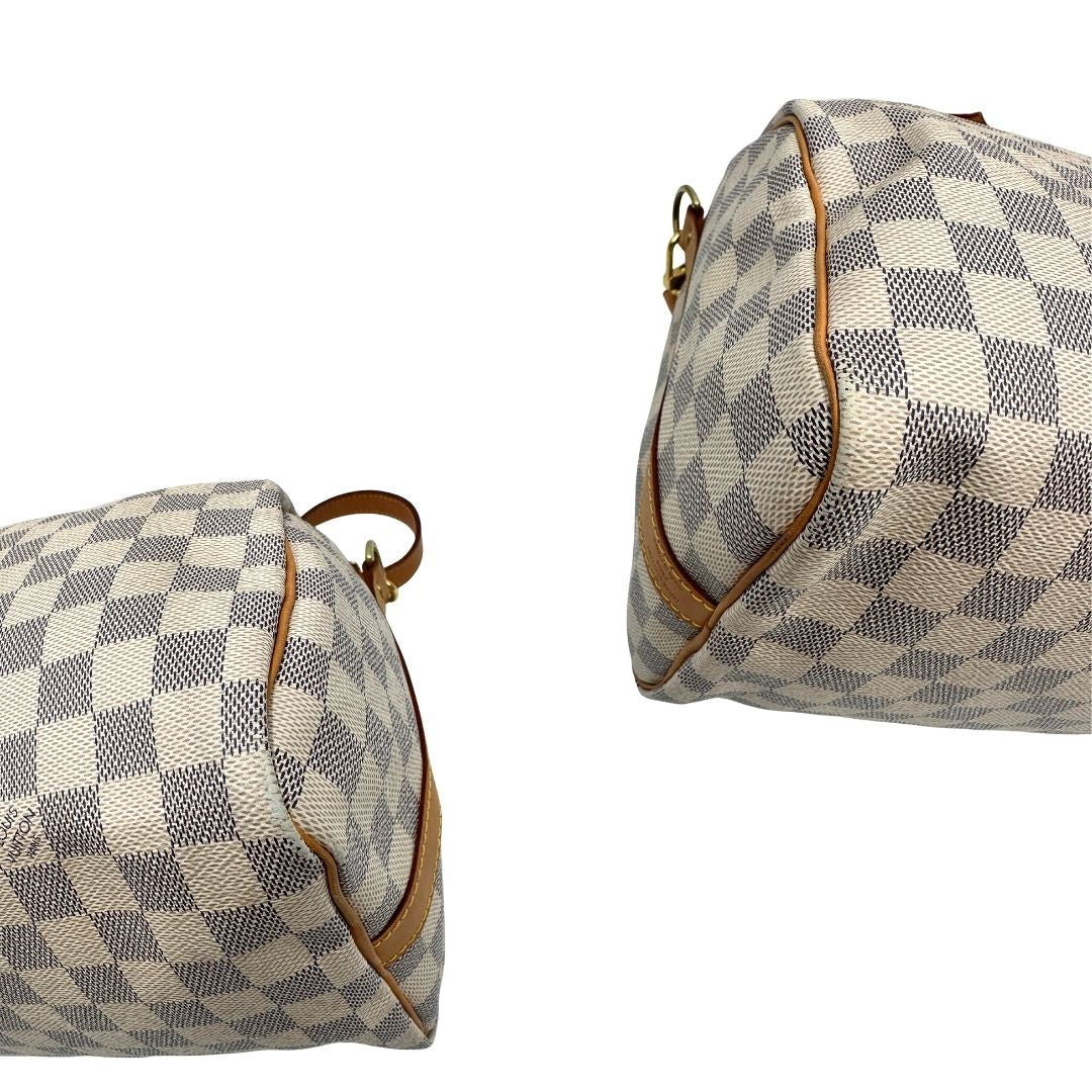 angoli Borsa Speedy 30 bandoulière Louis Vuitton in canvas Damier Azur con finiture in vacchetta naturale e parti metalliche dorate; munita di una tracolla amovibile e regolabile e doppi manici stondati. Completo di lucchetto, chiavi e scatola, di lusso, originale, ottime condizioni. 