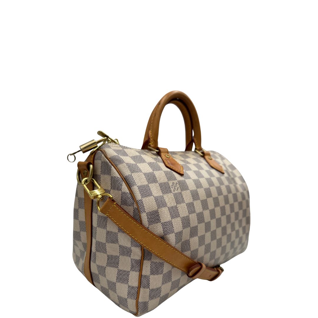 lato Borsa Speedy 30 bandoulière Louis Vuitton in canvas Damier Azur con finiture in vacchetta naturale e parti metalliche dorate; munita di una tracolla amovibile e regolabile e doppi manici stondati. Completo di lucchetto, chiavi e scatola, di lusso, originale, ottime condizioni. 