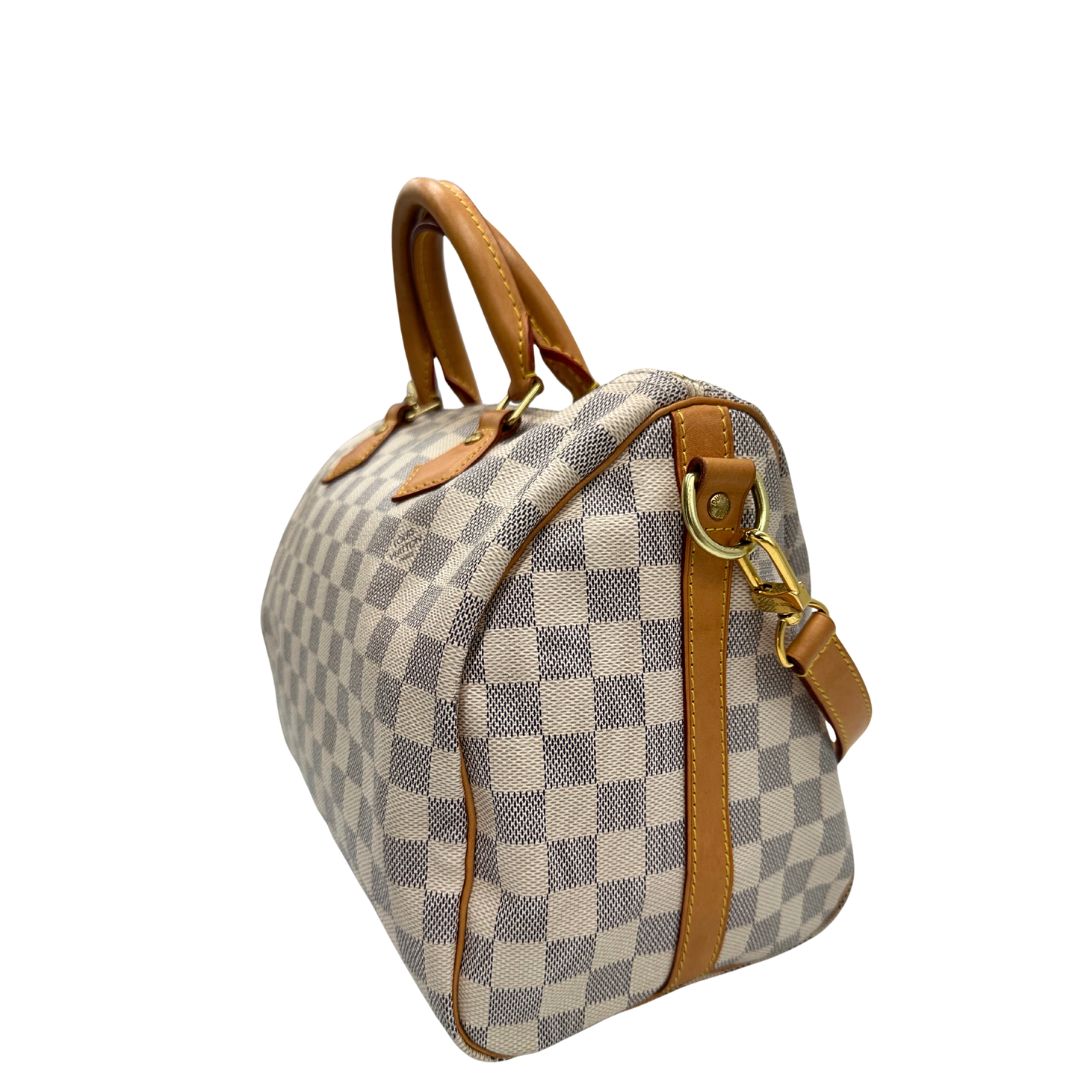 lato Borsa Speedy 30 bandoulière Louis Vuitton in canvas Damier Azur con finiture in vacchetta naturale e parti metalliche dorate; munita di una tracolla amovibile e regolabile e doppi manici stondati. Completo di lucchetto, chiavi e scatola, di lusso, originale, ottime condizioni. 