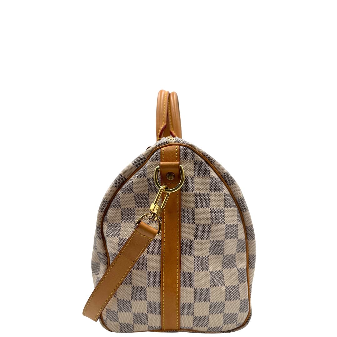 lato Borsa Speedy 30 bandoulière Louis Vuitton in canvas Damier Azur con finiture in vacchetta naturale e parti metalliche dorate; munita di una tracolla amovibile e regolabile e doppi manici stondati. Completo di lucchetto, chiavi e scatola, di lusso, originale, ottime condizioni. 