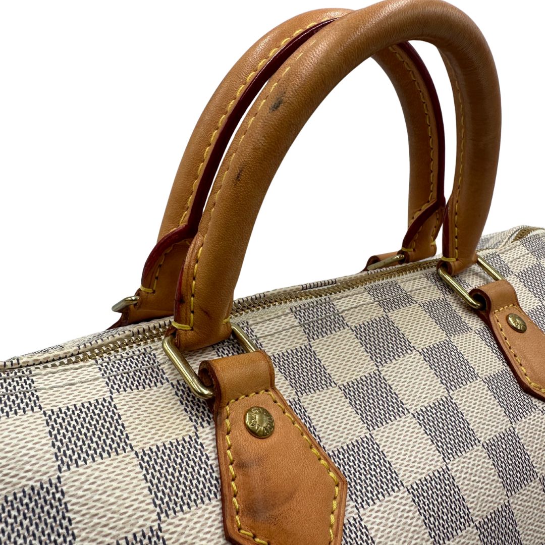 manici Borsa Speedy 30 bandoulière Louis Vuitton in canvas Damier Azur con finiture in vacchetta naturale e parti metalliche dorate; munita di una tracolla amovibile e regolabile e doppi manici stondati. Completo di lucchetto, chiavi e scatola, di lusso, originale, ottime condizioni. 