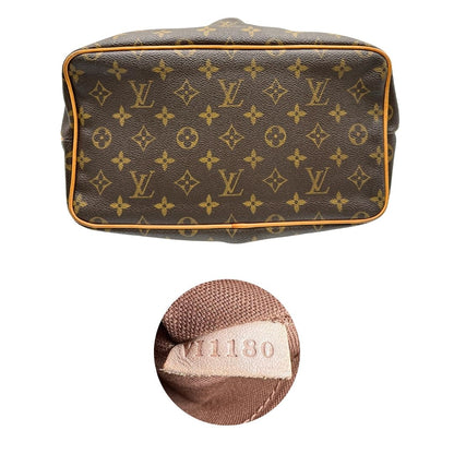 Base e codice di una borsa Louis Vuitton in canvas marrone monogram con parti metalliche dorate e finiture in vacchetta naturale; munita di una tracolla amovibile e regolabile e doppi manici. Indossabile a spalla oppure a mano.