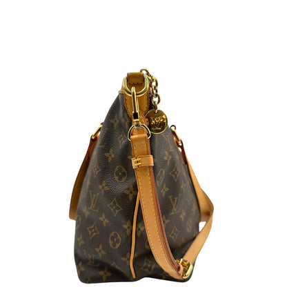Vista laterale di una borsa Louis Vuitton in canvas marrone monogram con parti metalliche dorate e finiture in vacchetta naturale; munita di una tracolla amovibile e regolabile e doppi manici. Indossabile a spalla oppure a mano.