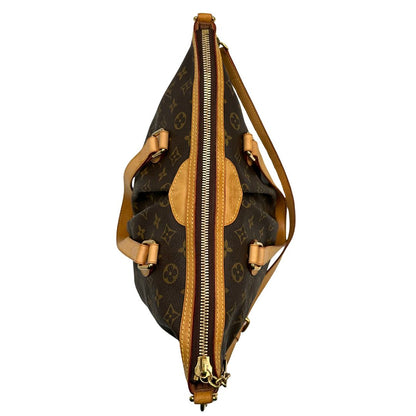 Vista superiore della chiusura di una borsa Louis Vuitton in canvas marrone monogram con parti metalliche dorate e finiture in vacchetta naturale; munita di una tracolla amovibile e regolabile e doppi manici. Indossabile a spalla oppure a mano.