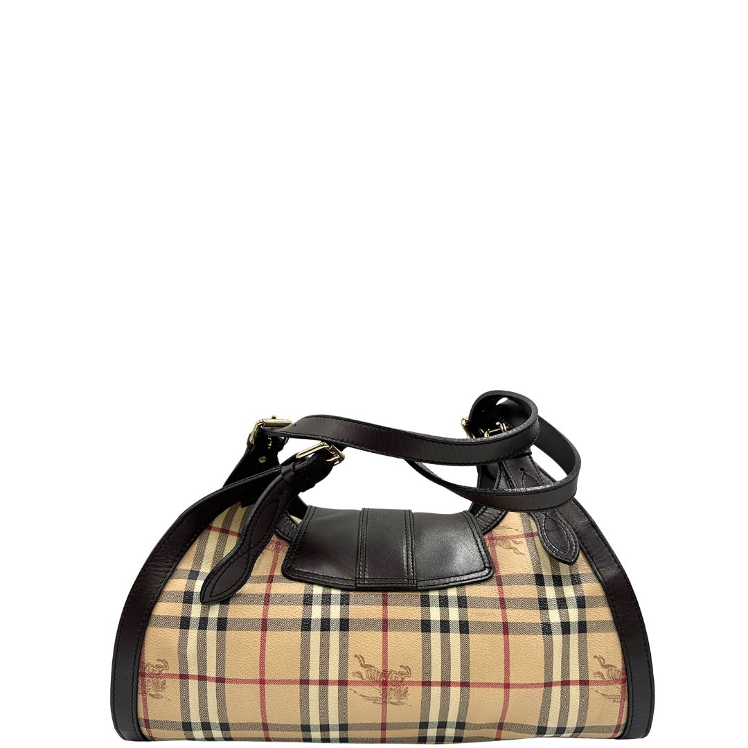Retro di una borsa Burberry in canvas beige, motivo Burberry check, con dettagli e finiture in pelle marroni testa di moro, parti metalliche dorate. Munita di doppi manici leggermente regolabili, indossabile a spalla. Completa di dustbag.