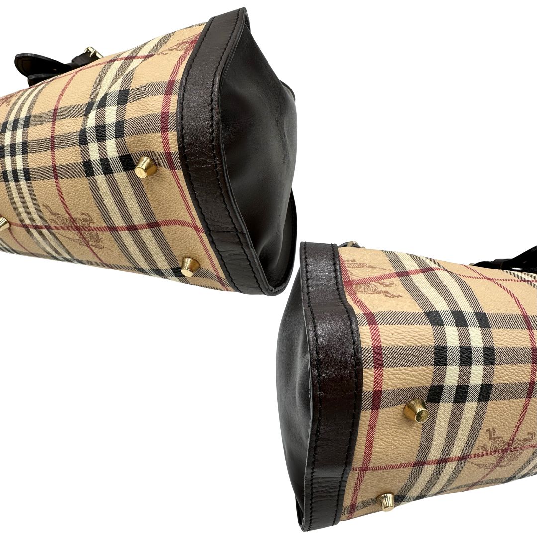 Angoli di una borsa Burberry in canvas beige, motivo Burberry check, con dettagli e finiture in pelle marroni testa di moro, parti metalliche dorate. Munita di doppi manici leggermente regolabili, indossabile a spalla. Completa di dustbag.